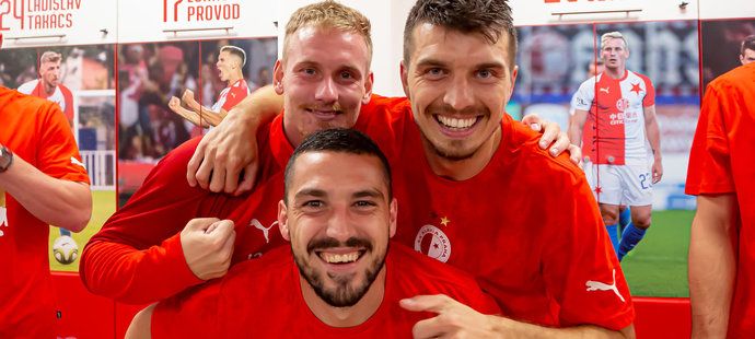 Trio slávistů Nicolae Stanciu, Petr Ševčík a Ondřej Kúdela během oslav ligového titulu v šatně