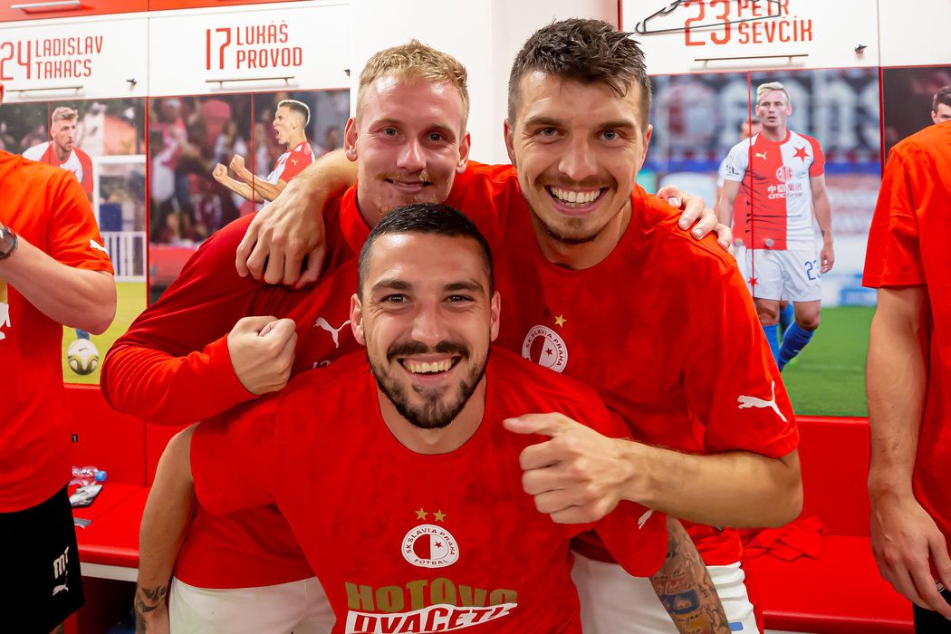 Trio slávistů Nicolae Stanciu, Petr Ševčík a Ondřej Kúdela během oslav ligového titulu v šatně