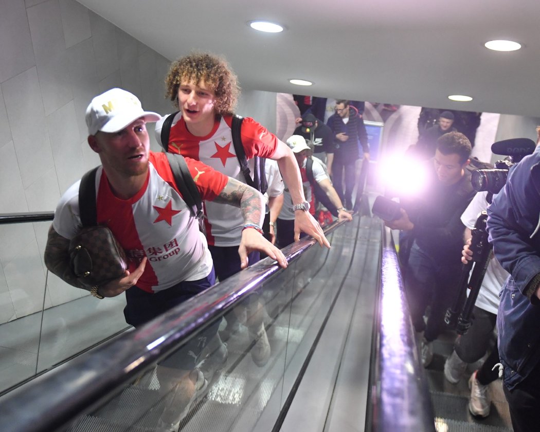 Slávisté Miroslav Stoch a Alex Král poté, co během oslav ligového titulu přijeli na pražské Hlavní nádraží