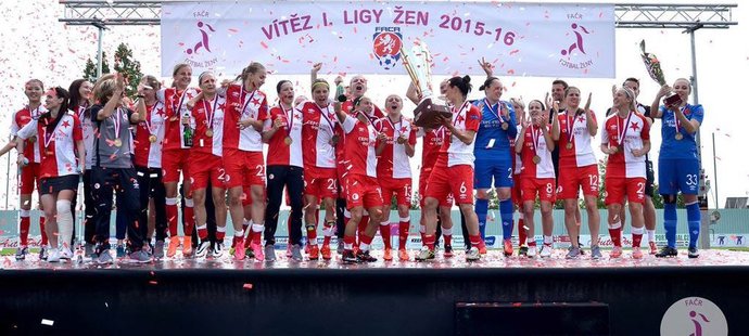 Fotbalistky Slavie se radují s mistrovským pohárem