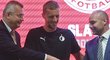 Tomáš Souček si podává ruku s předsedou představenstva Slavie Jaroslavem Tvrdíkem (vlevo) a sportovním ředitelem Janem Nezmarem