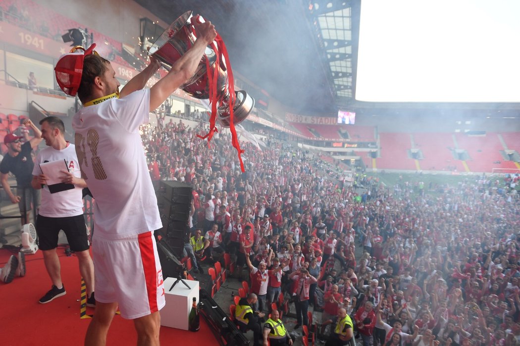 Kapitán Slavie Tomáš Souček zvedá nad hlavu trofej pro vítěze ligy, zůstane v červenobílem dresu i na podzim?