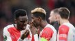 Slávističtí záložníci Peter Olayinka a Ibrahim Traoré chvíli po vyřazení od Feyenoordu ze čtvrtfinále Konferenční ligy