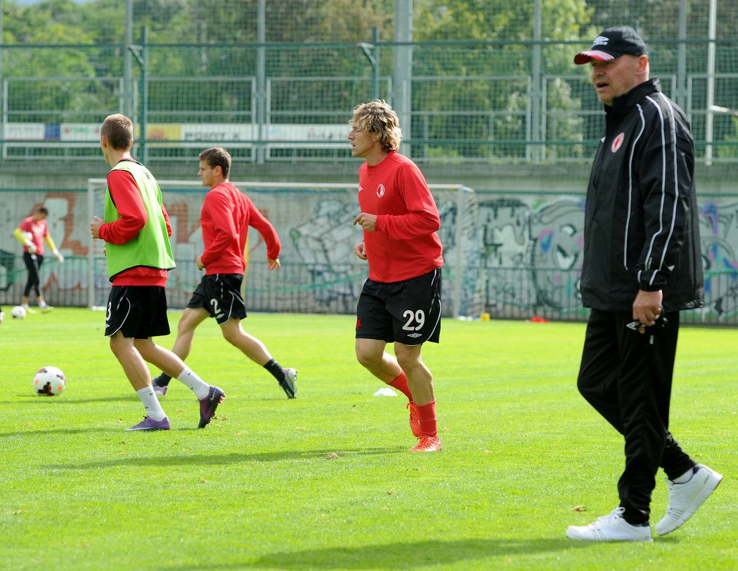 Miroslav Koubek (vpředu) na prvním tréninku ve funkci trenéra Slavie