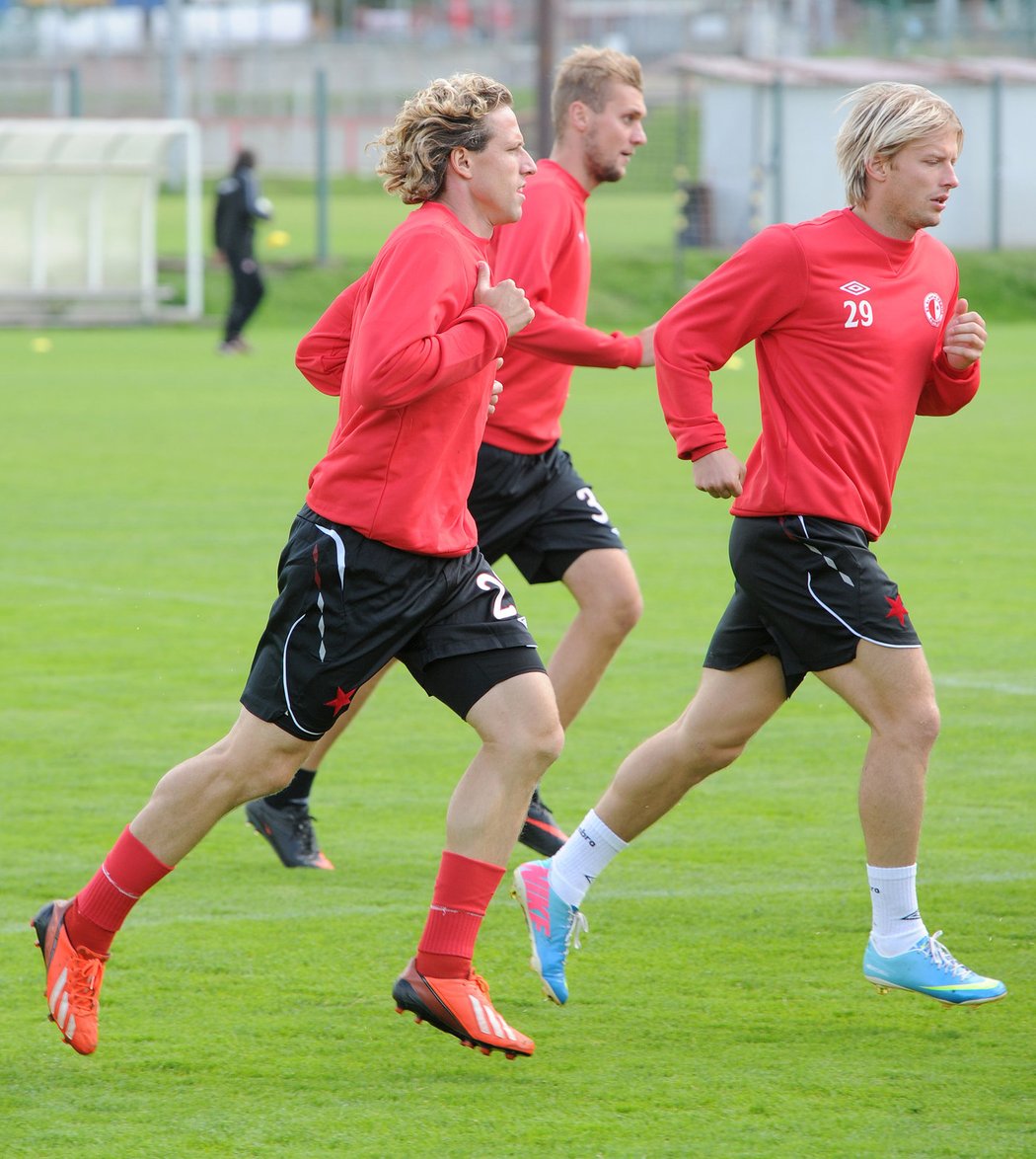 Mario Lička (vepředu) na tréninku Slavie běží vedle Tomáše Mičoly