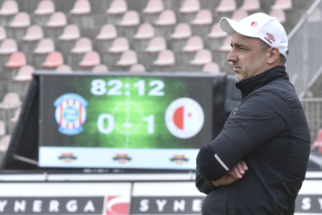 Trenér Slavie Jindřich Trpišovský v utkání proti Brnu