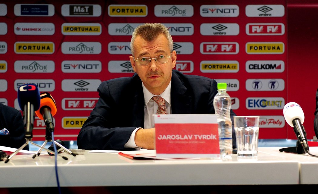 Šéf Slavie Jaroslav Tvrdík na tiskové konferenci