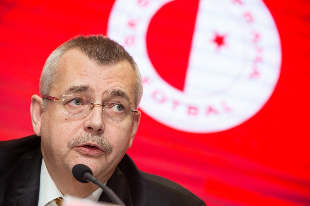 Šéf Slavie Jaroslav Tvrdík v rozhovoru pro LN zkritizoval vedení Ligové fotbalové asociace za řešení krize po vypuknutí pandemie koronaviru.