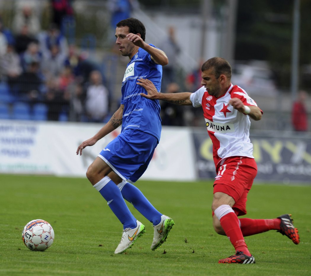 Ústecký záložník Jiří Miskovič (vlevo) a záložník Slavie Levan Kenia