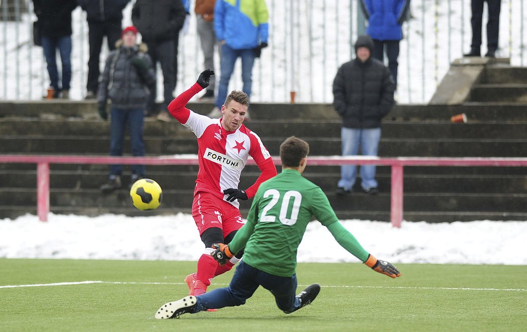 Muris Mešanovič se snaží překonat ústeckého brankáře Zdeňka Zachardu