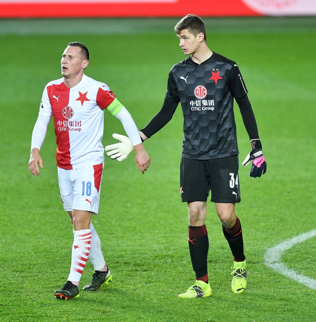 Mladý gólman Slavie Matyáš Vágner a kapitán Jan Bořil