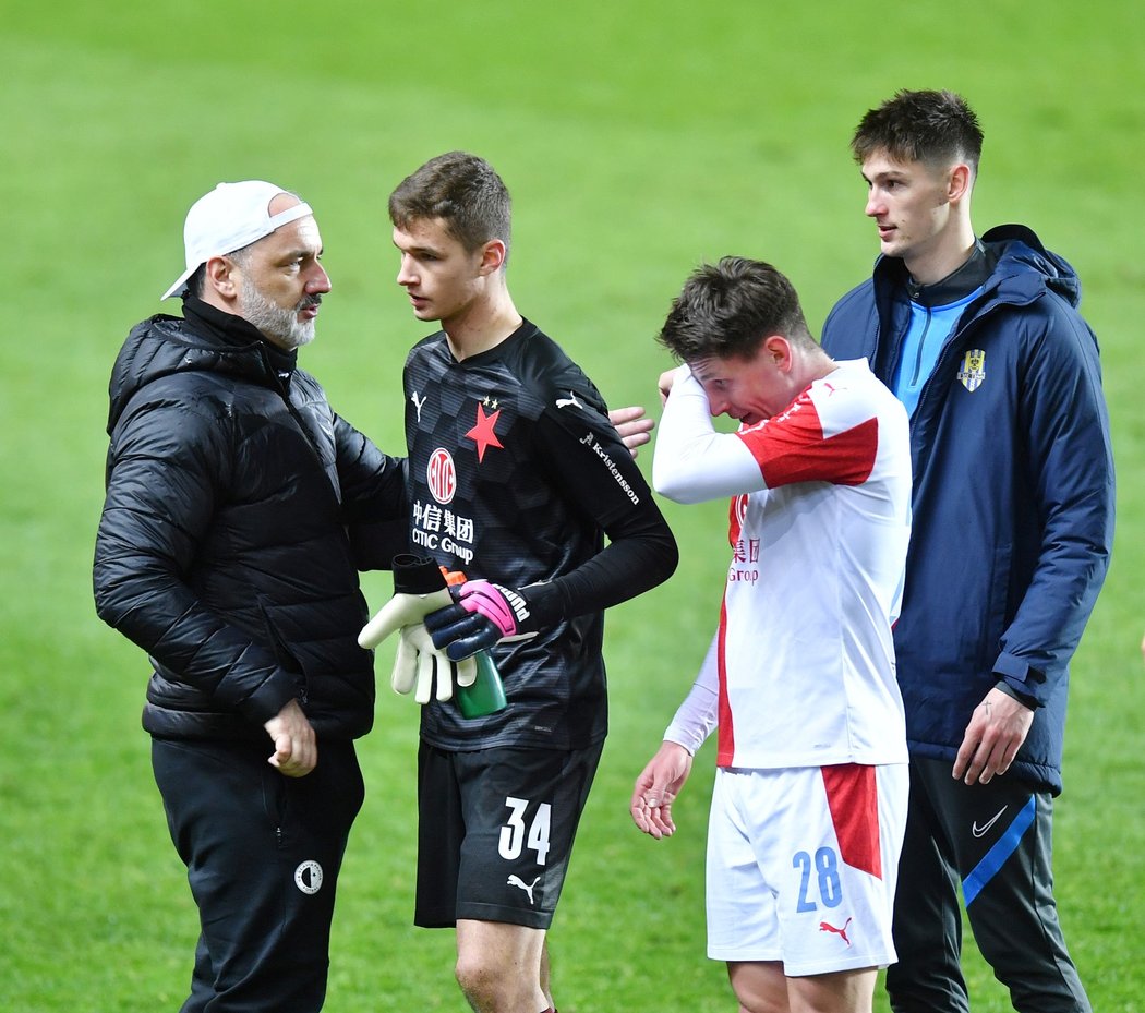 Fotbalisté Slavie a jejich trenér Jindřich Trpišovský