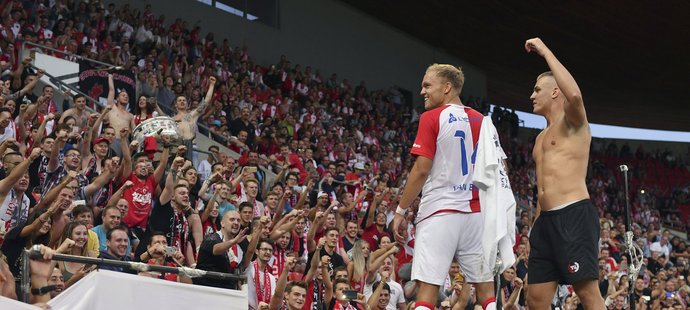 Mick van Buren se po skvělém výkonu na hřišti ujal i děkovačky