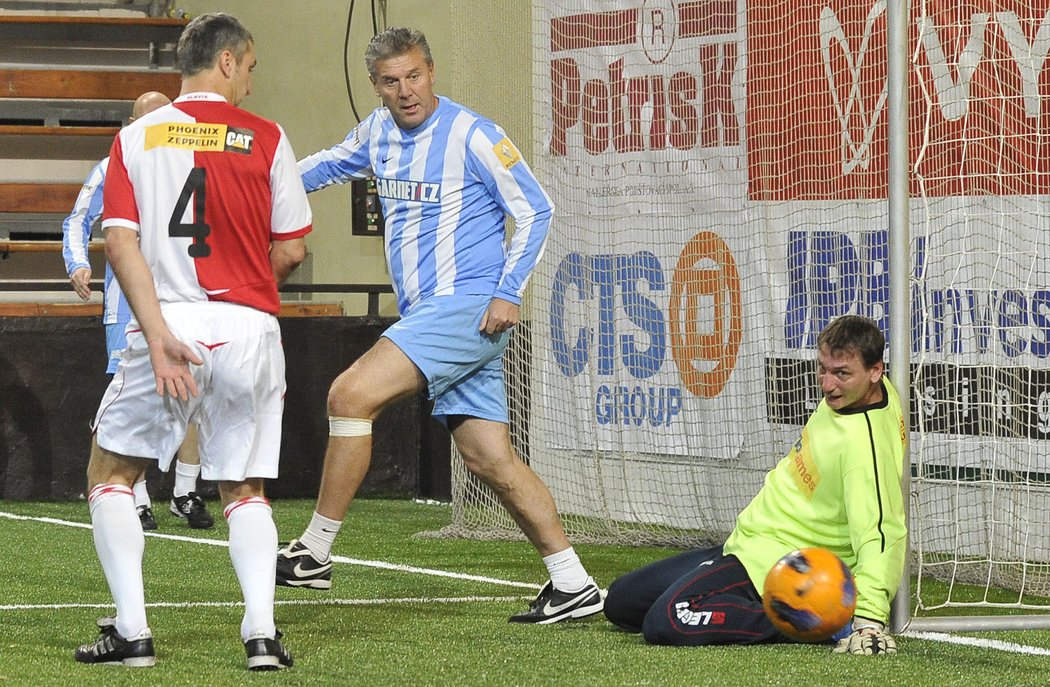 Chovanec sleduje situaci před brankou