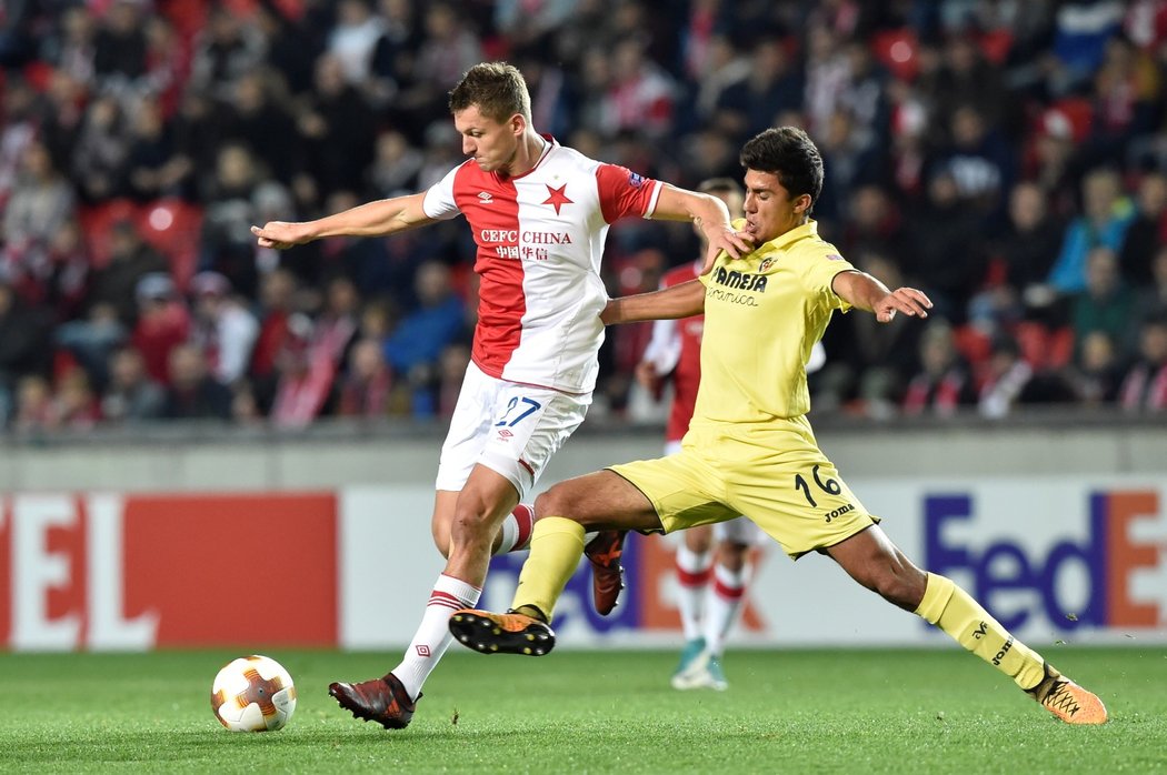  Zleva Tomáš Necid ze Slavie a Rodrigo Hernández z Villarrealu