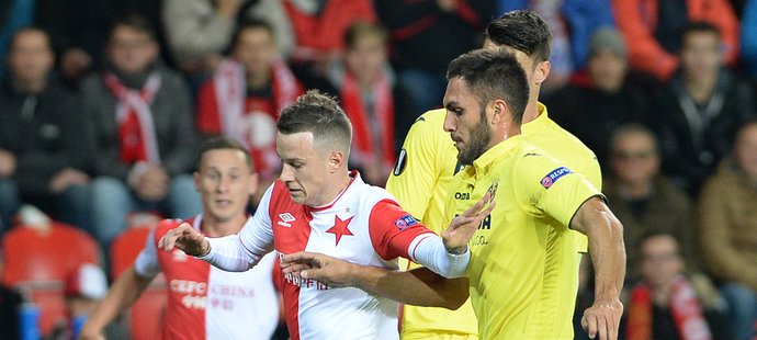 Slávistický záložník Jan Sýkora (vlevo) proti Villarrealu