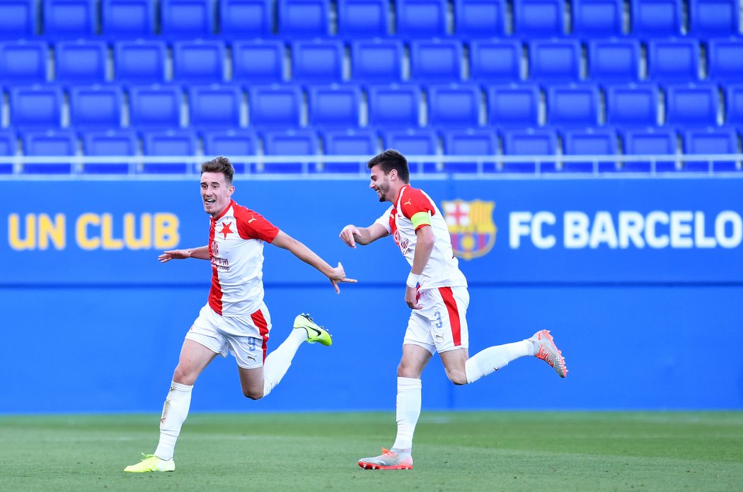 Tomáš Vincour (vpravo) slaví gól slávistické devatenáctky