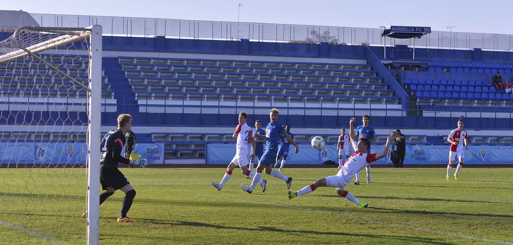 Lukáš Železník v šanci v zápase proti Lechu Poznaň