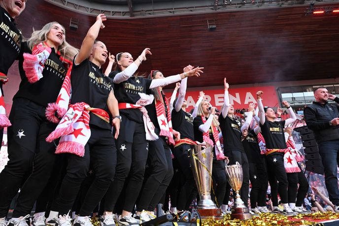 Oslavy si užily i slávistické fotbalistky, které také získaly titul Oslavy si užily i slávistické fotbalistky, které také získaly titul