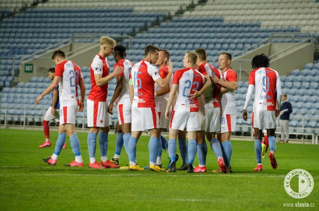 Fotbalisté Slavie oslavují gól proti norské Valerenze na Atlantic Cupu