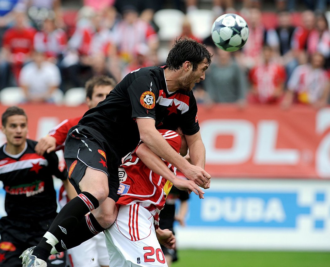 Pavel Fořt hlavou posílá favorita do vedení.