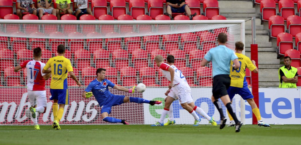 Brankář Jiří Pavlenka na Poznarovu střelu nedosáhl