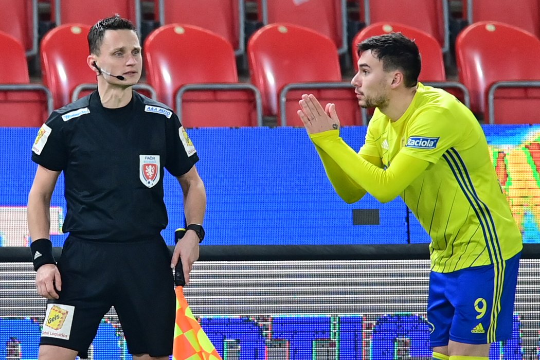 Komise rozhodčích stáhla sudího Jana Petříka a asistenta Michala Nováka z delegace na víkendová utkání kvůli chybám v pohárovém zápase Slavia - Zlín.