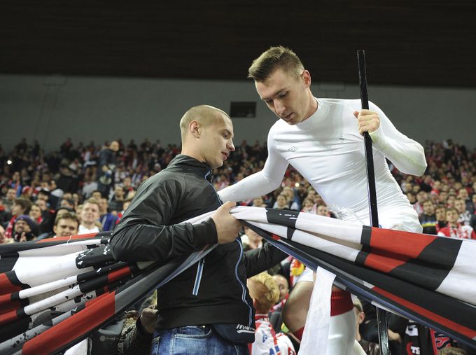 Hrdinu Slavie Zmrhala vtáhli fanoušci do kotle. Krásné, děkoval Hrdinu Slavie Zmrhala vtáhli fanoušci do kotle. Krásné, děkoval