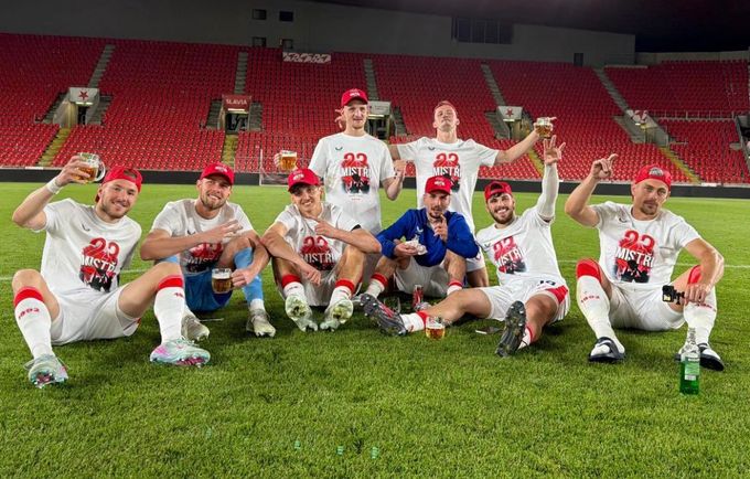 ONLINE: Slávisté slavili v Kozičce. Doutník Bořila s Kušejem i pivo v prázdném Edenu ONLINE: Slávisté slavili v Kozičce. Doutník Bořila s Kušejem i pivo v prázdném Edenu