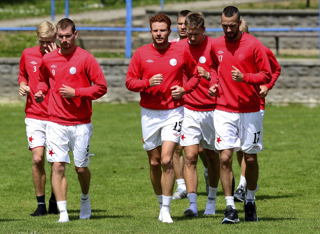 Hráči Slavie při tréninku na soustředění v Novém Městě na Moravě