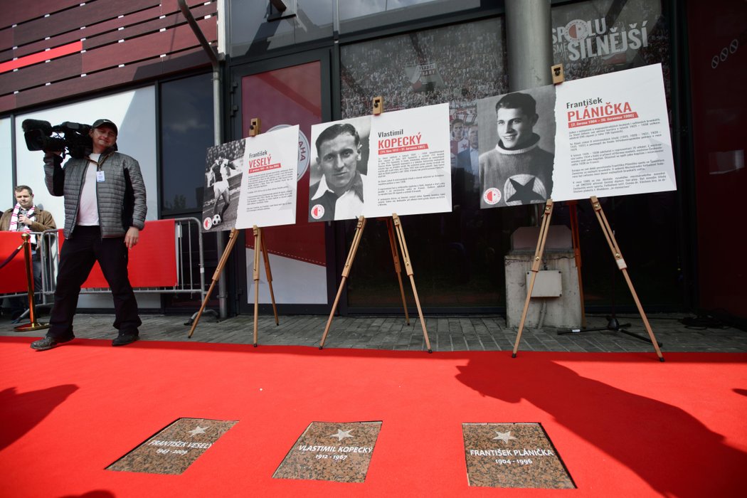 Pamětní desky a chodník slávy u stadionu Slavie