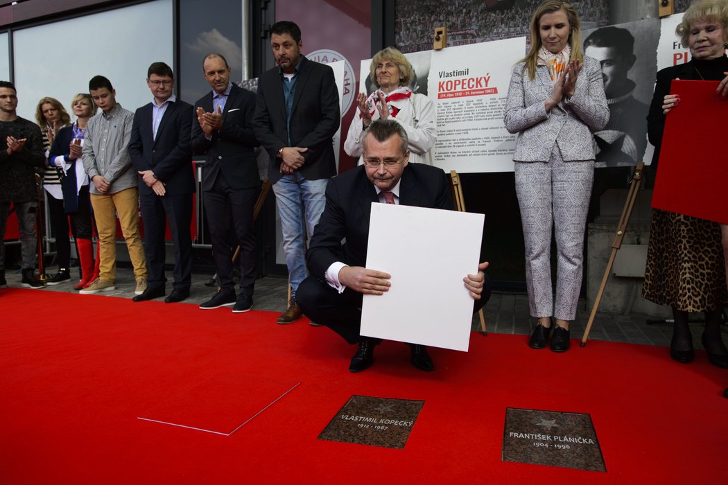 Součástí oslav bylo odhalení chodníku slávy historie klubu za účasti předsedy představenstva klubu Jaroslava Tvrdíka (třetí zprava), ministryně sportu, tělovýchovy a mládeže Kateřiny Valachové (druhá zprava), generálního ředitele Slavie Martina Kroba (pátý zleva) a rodinných příslušníků bývalých hráčů Slavie Františka Veselého, Vlastimila Kopeckého a Františka Pláničky