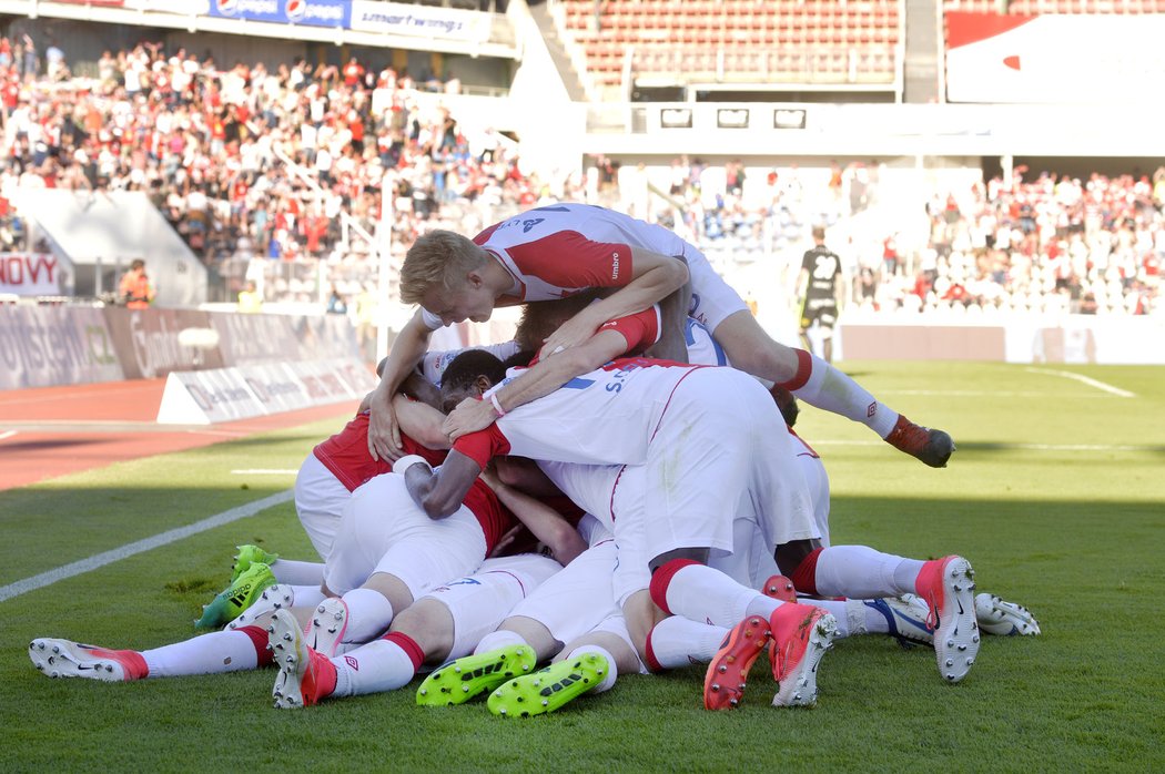 Obrovská radost slávistických fotbalistů po dalším gólu do sítě Brna