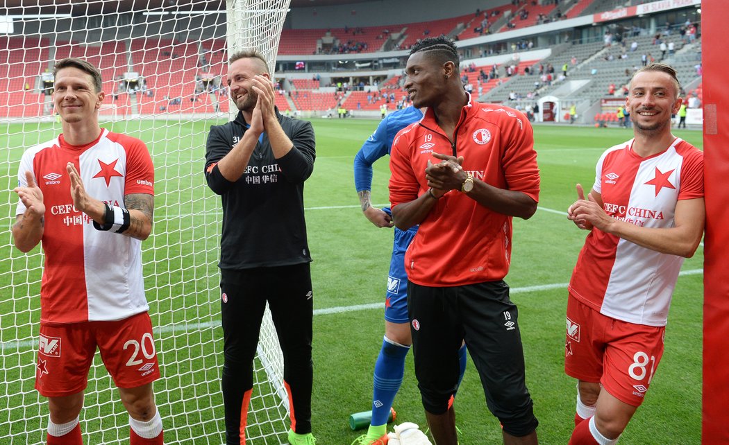 Slávističtí fotbalisté děkují fanouškům za podporu v přípravném utkání se skotským Celtikem