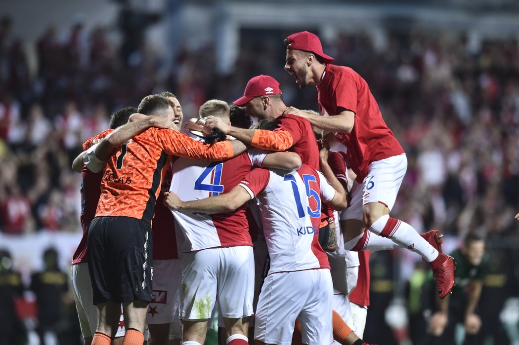 Hráči Slavie se radují z vítězství a zisku poháru