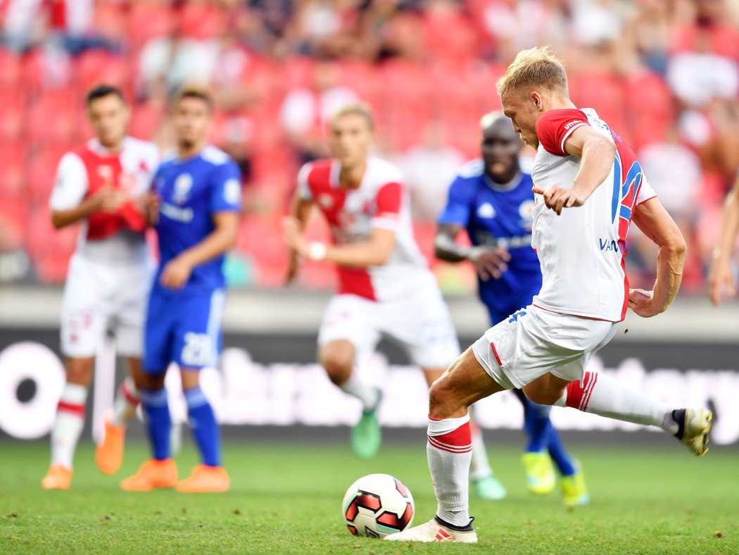 Mick van Buren střílí penaltu, která skončila na tyčce