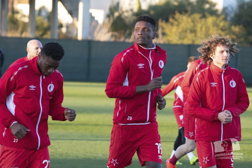 Trenér Slavie Jindřich Trpišovský v letadle na soustředění v Portugalsku. Během úvodního tréninku pak utrpěl zlomeninu nosu