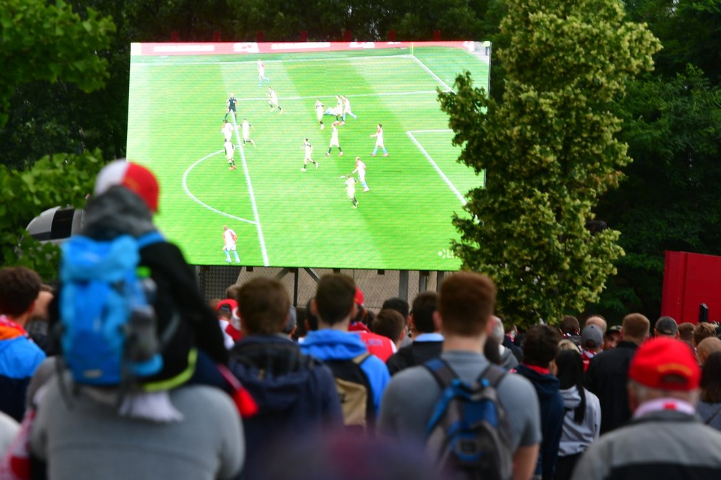 Fanoušci Slavie před stadionem