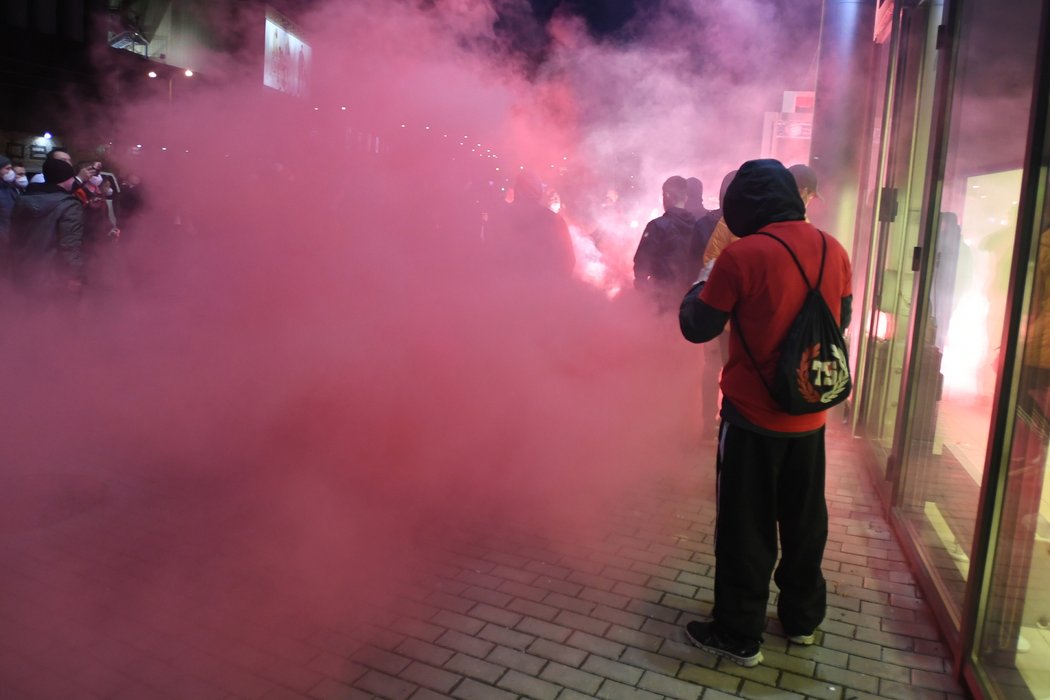 Sešívané oslavy před stadionem v Edenu