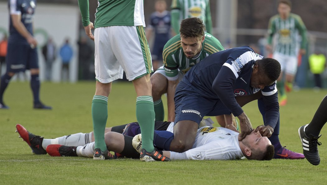 Útočník Slovácka Francis Kone vyndal brankáři Bohemians Martinu Berkovcovi zapadlý jazyk