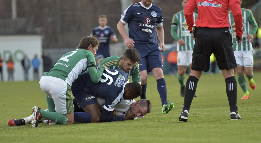 Útočník Slovácka Francis Kone možná zachránil brankáři Bohemians Martinu Berkovcovi život