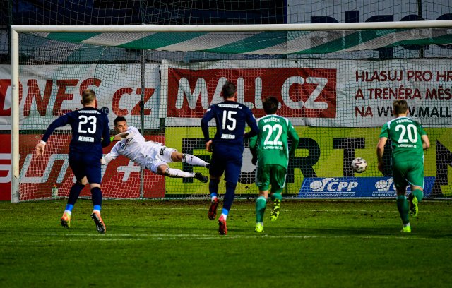 Patrik Le Giang inkasuje třetí branku z kopačky Jana Klimenta