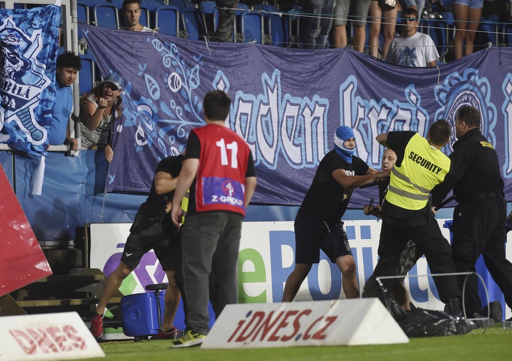 Fanoušci Slovácka se dostali do potyčky s pořadatelskou službou