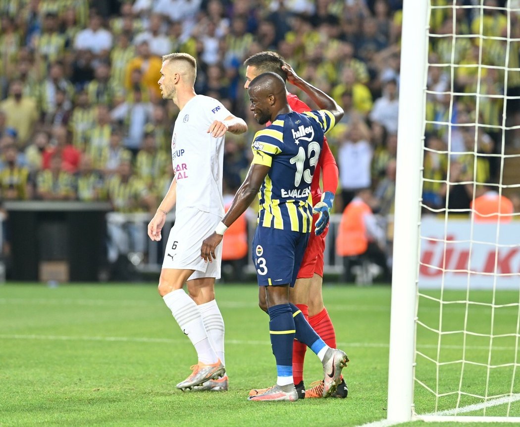 Situace před brankou Slovácka v utkání proti Fenerbahce