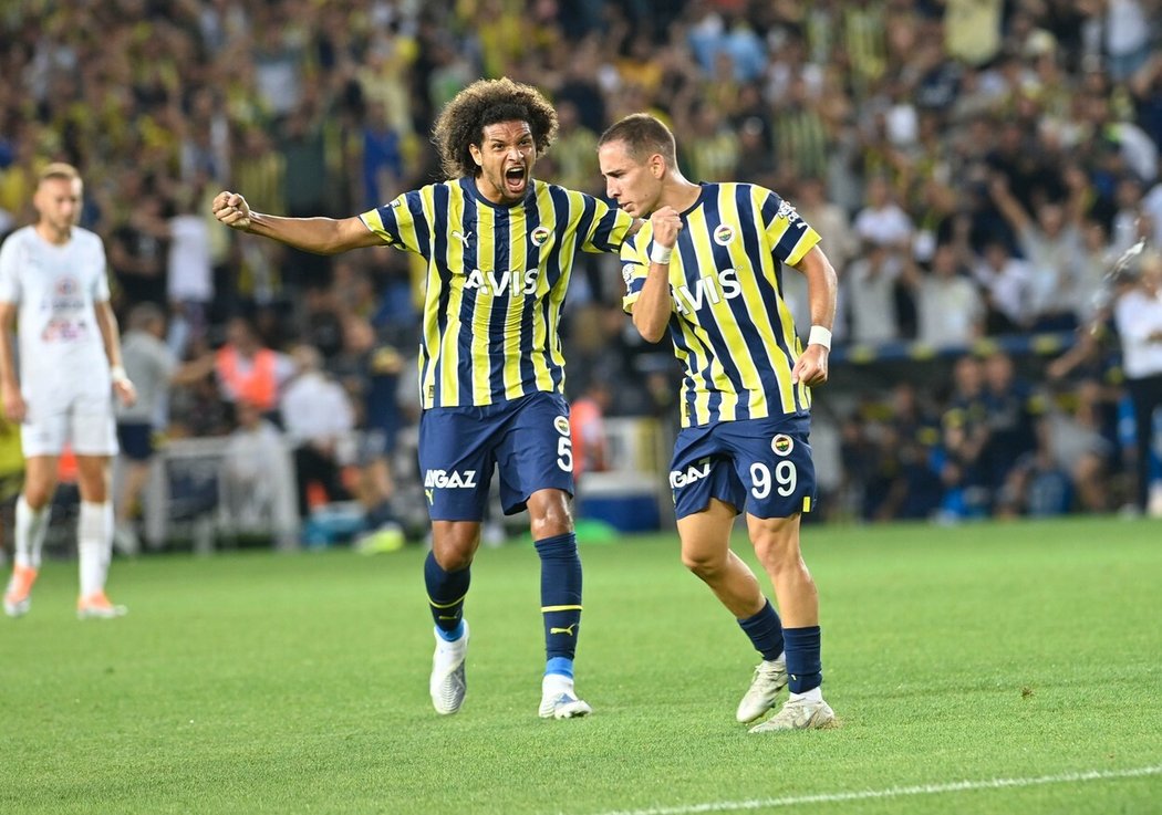 Hráči tureckého Fenerbahce v utkání proti Slovácku