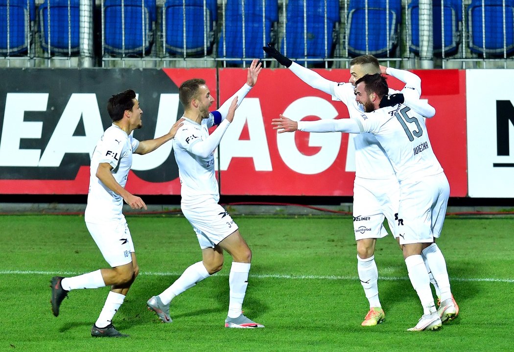 Fotbalisté Slovácka slaví trefu proti Spartě (ilustrační foto)