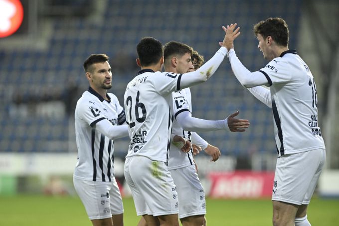 MOL Cup ONLINE: Slovácko - Pardubice 1:1. ŠEST gólů Plzně, postupy Hradce i Boleslavi MOL Cup ONLINE: Slovácko - Pardubice 1:1. ŠEST gólů Plzně, postupy Hradce i Boleslavi