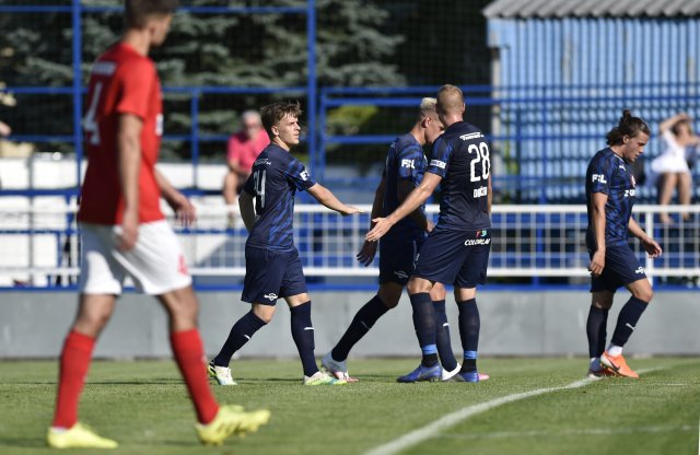 Fotbalisté Slovácka se radují ze vstřelené branky v přípravě (ilustrační foto)