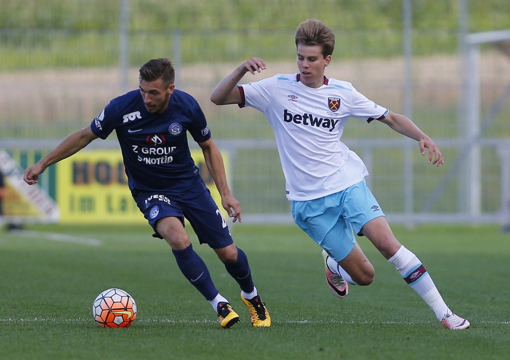 Marek Havlík v zápase s anglickým West Hamem