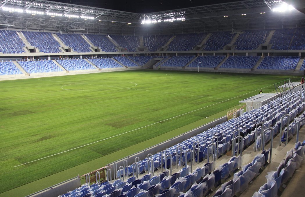 Na stadionu Tehelné pole už byl položen trávník z Holandska